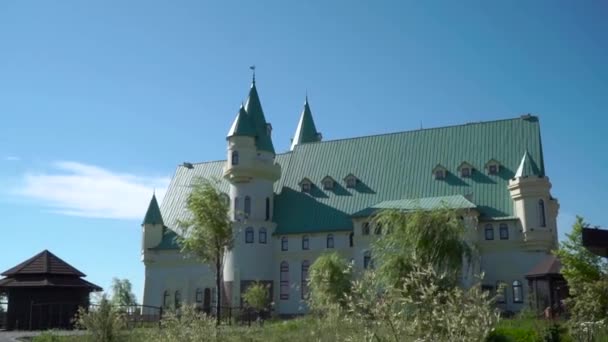 Picture of big house with a dome — Stock Video