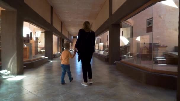 Beautiful mother and son walk in the zoo near cage of white tiger — Stock Video