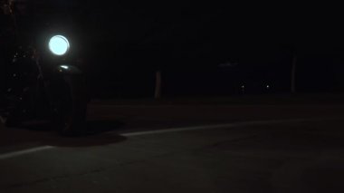 İnsanlar bir gece şehir üzerinden motosiklet Binme