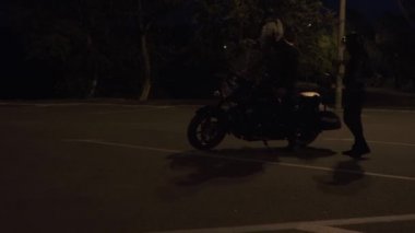 Onların motosiklet ve uzakta gece yolda sürme iki bisikletçileri oturmak