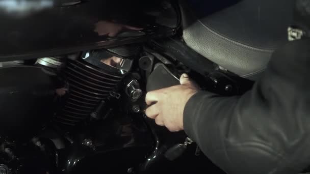 Biker reparatie de motorfiets — Stockvideo