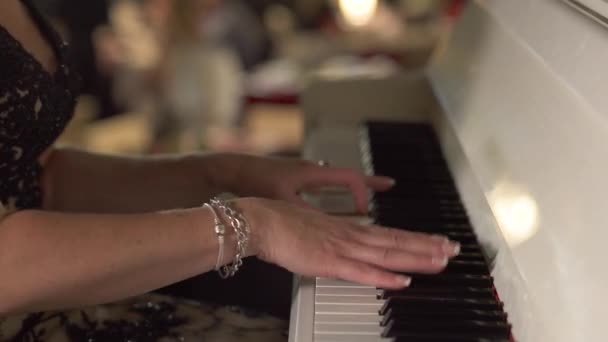 Доросла жінка грає на піаніно — стокове відео