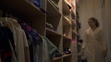 Güzel sarışın evde büyük soyunma odasında