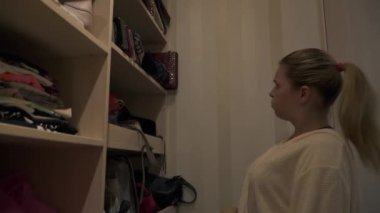 Güzel genç kız bir el çantası soyunma odasina seçer.