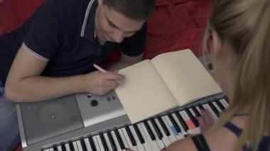 Yakışıklı ve güzel sarışın kız synthesizer birlikte yakın: