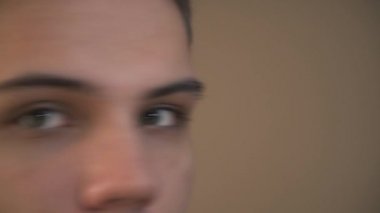 Yakışıklı bir genç adam gözleri