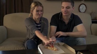 Çekici genç çift sitts kanepe forvard pizza yakın tarih