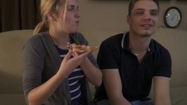 Güzel genç çift pizza yiyor