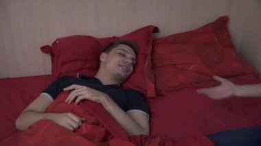 genç bir çift yatak odasında yatakta