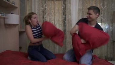 Güzel kız ve yakışıklı olan yastık dayak