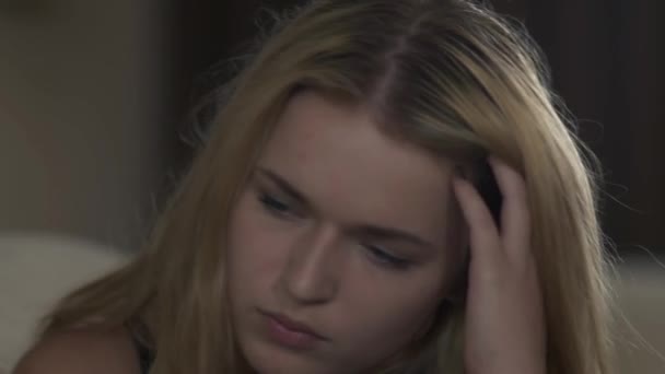 Молодая девушка кричит отчаянно — стоковое видео