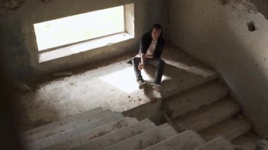 Genç adam çekilme acı çekiyor