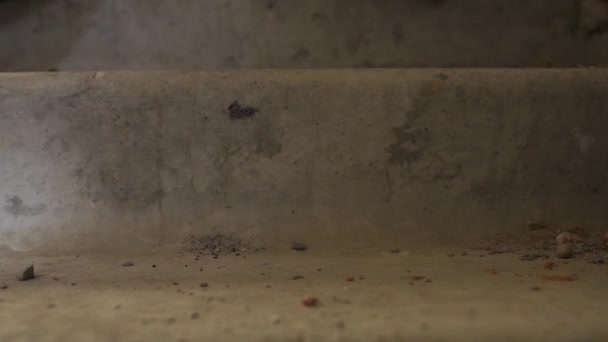 Gebrauchte Spritze fällt an der Treppe — Stockvideo