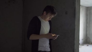 Genç uyuşturucu bağımlısı sağlık, kötü bir durumda telefon iter