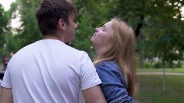 Erkek ve kız birlikte parkta yürümek