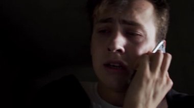 Genç uyuşturucu bağımlısı sağlık, kötü bir durumda telefon iter