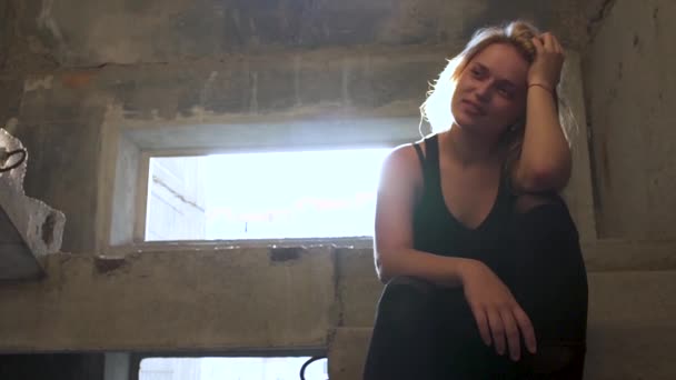 Chica joven está sentada en las escaleras en la nube de humo — Vídeos de Stock