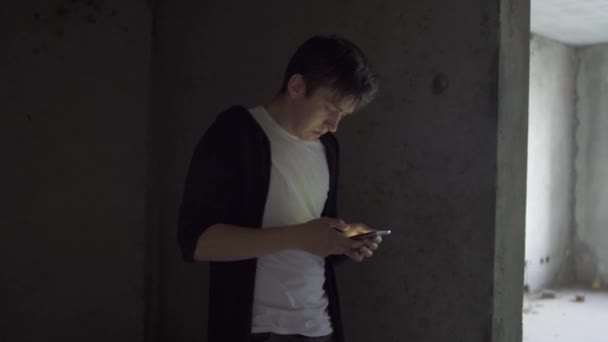 Unga missbrukare skjuter telefonen i ett dåligt hälsotillstånd — Stockvideo
