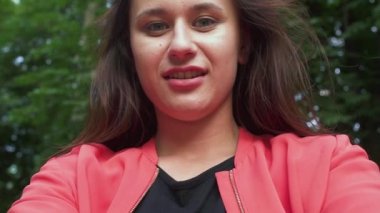 Genç kadın parkta etrafında dönüyor