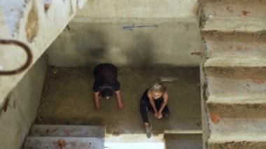 Kavga iki kız merdivenlerinde