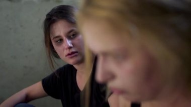 Kızın saçından başka kapmak