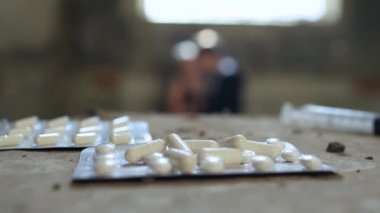 İki kişi hapları ve şırınga arka planı öpüşme