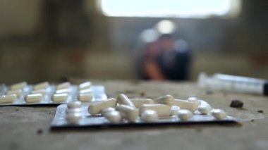 İki kişi hapları ve şırınga arka planı öpüşme