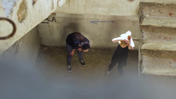 Борьба двух девушек на лестнице — стоковое видео