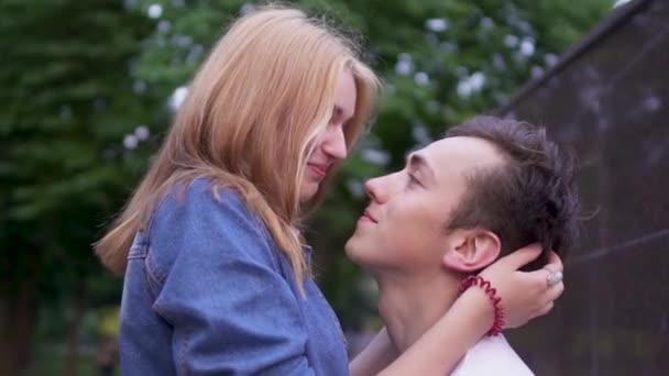 Красивая влюбленная пара в парке — стоковое видео