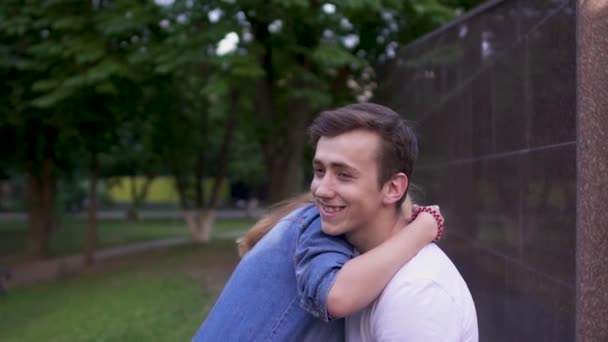 Hermosa pareja enamorada en el parque — Vídeo de stock