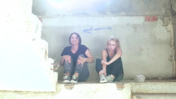 Lucha de dos chicas en el hueco de la escalera — Vídeo de stock