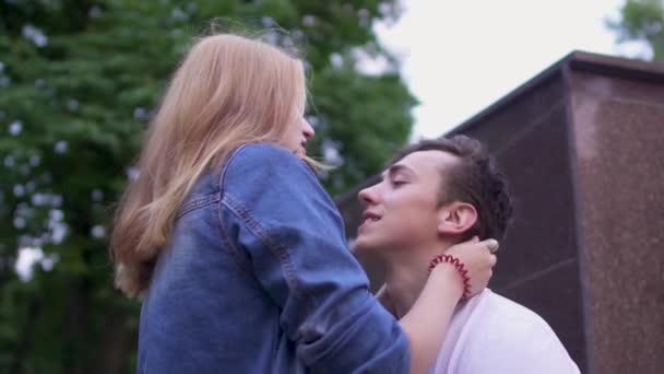 Casal feliz está rindo no parque — Vídeo de Stock