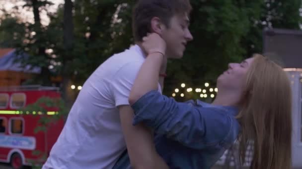 Pareja enamorada en el parque — Vídeo de stock