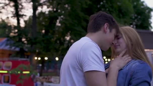 Par förälskade i parken — Stockvideo