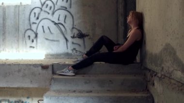 Uyuşturucu etkisi altında genç sarışın