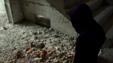 Genç adam terk edilmiş bir binada uyuşturucu satın alır.