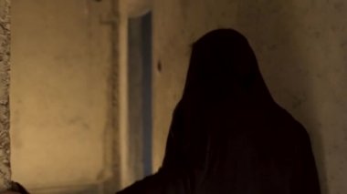 Genç adam bir başlıklı koridorda yürüyor