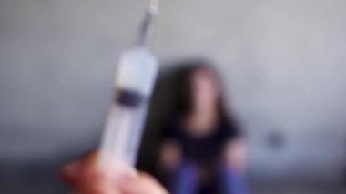 Kız arkadaşım için bir ilaç şırıngayla hazırlanıyor