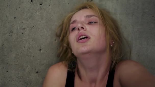 Молодая блондинка под воздействием наркотиков — стоковое видео