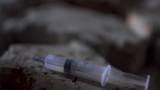 Drugsverslaafde neemt een spuit met een injectie — Stockvideo