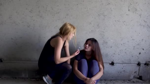 Blonde fait une injection de drogue à son amie — Video