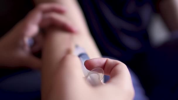 Injectie van een spuit in een ader in de arm — Stockvideo