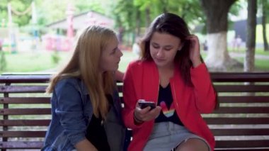 İki kız parkta sohbet