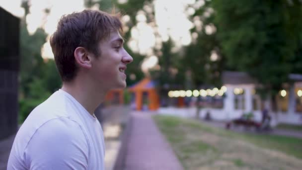 Молодий Чоловік Чекає Свою Дівчину Парку Дівчина Приходить Щаслива Пара — стокове відео