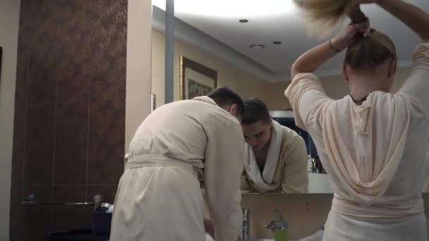 Jeune couple dans la salle de bain — Video