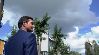 Başarılı adam sokakta pahalı bir takım elbise