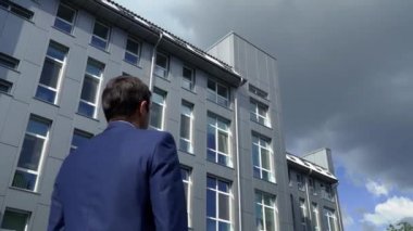 İş Merkezi yanında pahalı bir takım elbise içinde başarılı adam