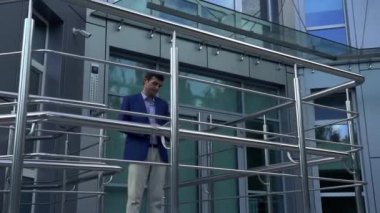 İş Merkezi yakınlarındaki verandada bir tablet ile işadamı duran