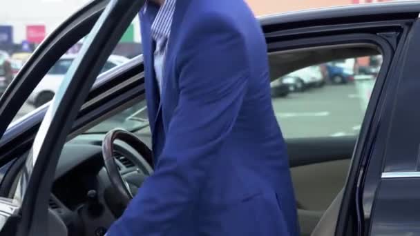 Succesvolle zakenman zit in een dure auto — Stockvideo