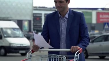 İş kağıtları ile işadamı bir arabası duruyor